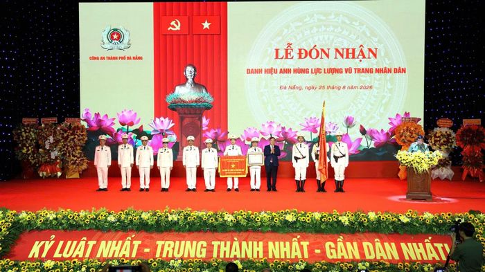 Công an TP Đà Nẵng đón nhận danh hiệu 'Anh hùng Lực lượng vũ trang nhân dân'.