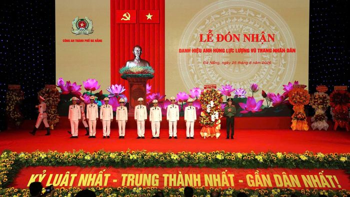 Thay mặt Đảng ủy Công an Trung ương, Bộ Công an, Thứ trưởng Lê Quốc Hùng tặng hoa chúc mừng Công an TP Đà Nẵng.
