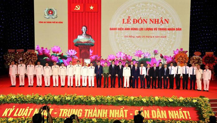 Lãnh đạo Đảng, Nhà nước, Bộ Công an và TP Đà Nẵng chụp ảnh lưu niệm cùng tập thể lãnh đạo Công an TP tại buổi lễ.