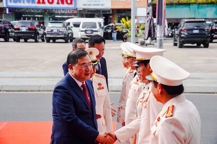 Phó Thủ tướng Thường trực Chính phủ Phạm Gia Túc cùng lãnh đạo Bộ Công an dự Lễ đón nhận danh hiệu “Anh hùng Lực lượng vũ trang nhân dân” của Công an TP Đà Nẵng.