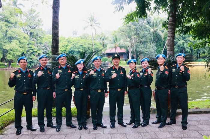 Lãnh đạo Văn phòng Thường trực Bộ Công an về GGHB LHQ cùng Tổ công tác số 9 chụp ảnh lưu niệm trong Khu Di tích Chủ tịch Hồ Chí Minh.