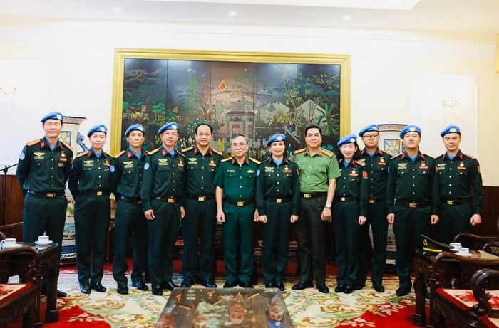 Tổ công tác vinh dự được Bộ Tư lệnh Lăng Chủ tịch Hồ Chí Minh tặng Huy hiệu Bác Hồ.