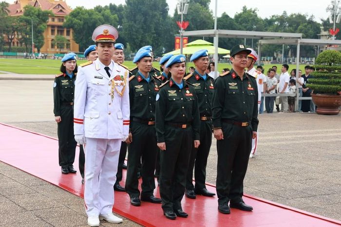 Lãnh đạo Văn phòng Thường trực Bộ Công an về GGHB LHQ cùng Tổ công tác số 9 vào Lăng viếng Chủ tịch Hồ Chí Minh.