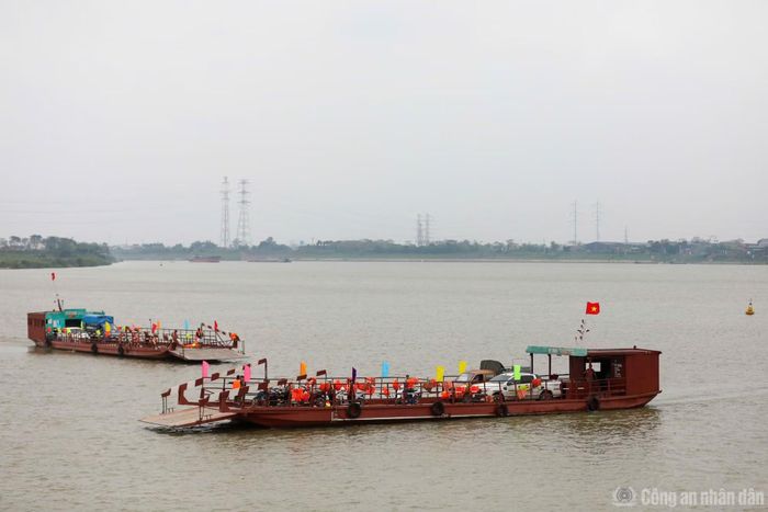Các phương tiện thủy vận tải hành khách trên sông Hồng.