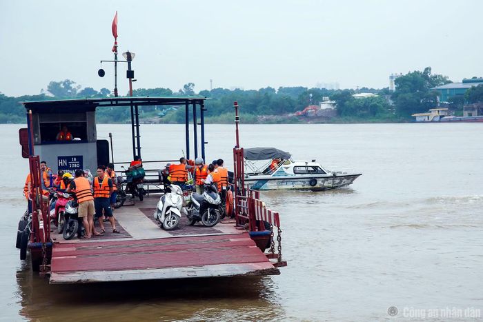 Tại bến đò Văn Đức (xã Bát Tràng), Đội Cảnh sát đường thủy số 2 phối hợp với Công an xã Bát Tràng kiểm tra thực tế khu vực bến đò và các khu vực dân cư sinh sống, làm ăn trên sông.