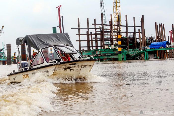 Cảnh sát đường thủy tuần tra tại khu vực công trình cầu vượt sông Hồng.