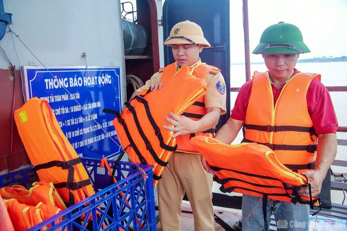 Lực lượng chức năng tập trung nắm tình hình, rà soát các vị trí có nguy cơ bị ảnh hưởng khi nước sông dâng cao, dòng chảy mạnh; đồng thời tuyên truyền, hướng dẫn người dân chủ động phòng tránh, bảo vệ người và tài sản.
