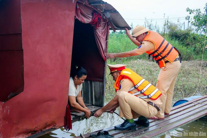 CBCS thăm hỏi, động viên và hỗ trợ một số gia đình đang sinh sống trên các vạn chài ven sông; nắm bắt điều kiện sinh hoạt, tình hình neo đậu phương tiện và những khó khăn có thể phát sinh khi mưa lớn, nước sông tiếp tục dâng. Người dân được hướng dẫn kiểm tra dây neo, áo phao, dụng cụ cứu sinh và chủ động di chuyển người, phương tiện, tài sản đến nơi an toàn khi có diễn biến bất thường.