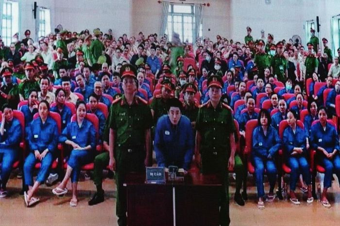 Bị cáo Nguyễn Trung Hiếu (ca sĩ Chi Dân) tại tòa ngày đầu xét xử.