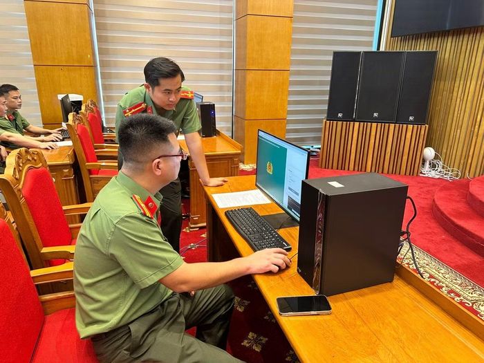 Các đại biểu thực hành trực tiếp trên phần mềm Cơ sở dữ liệu về xử lý vi phạm hành chính trong CAND.