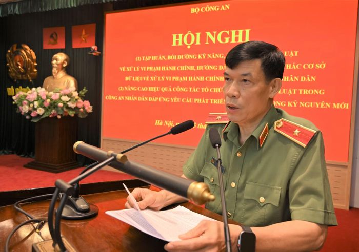 Thiếu tướng Trần Nguyên Quân phát biểu khai mạc hội nghị.