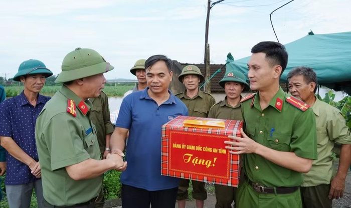 Đại tá Hoàng Quốc Việt động viên lực lượng làm nhiệm vụ ứng phó với mưa lũ tại cơ sở.