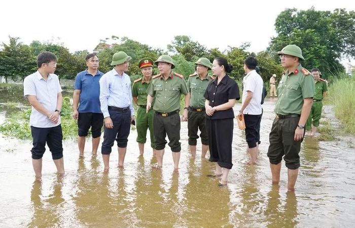 Đại tá Hoàng Quốc Việt, Giám đốc Công an tỉnh Thanh Hoá trực tiếp kiểm tra, chỉ đạo công tác phòng, chống bão, lụt tại xã Kim Tân.