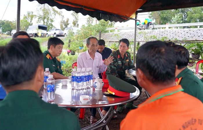 Các Cựu chiến binh cùng các đại biểu chia sẻ thông tin.