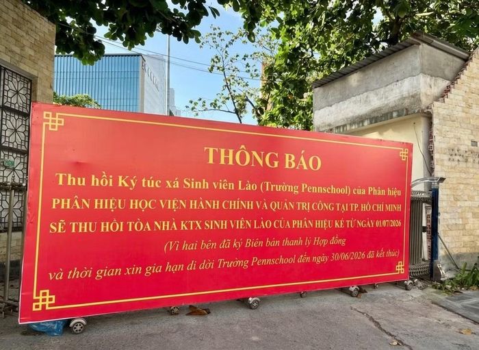 Phụ huynh học sinh bất ngờ khi thấy bảng thông báo thu hồi và tiếp nhận bàn giao tòa nhà Ký túc xá sinh viên Lào tại số 10, đường 3 Tháng 2, phường Hòa Hưng - nơi đặt cơ sở của Pennschool trước đó.