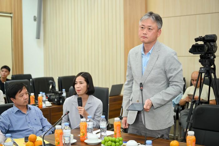 Các đại biểu dự và trao đổi thông tin với báo chí về chương trình.