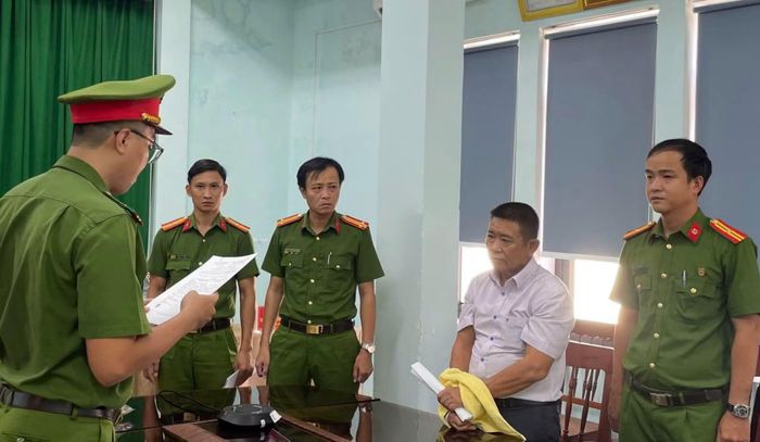 Cơ quan điều tra thi hành Lệnh bắt bị can để tạm giam đối với Huỳnh Ngọc Ánh. Ảnh: C.A.Q.Ng