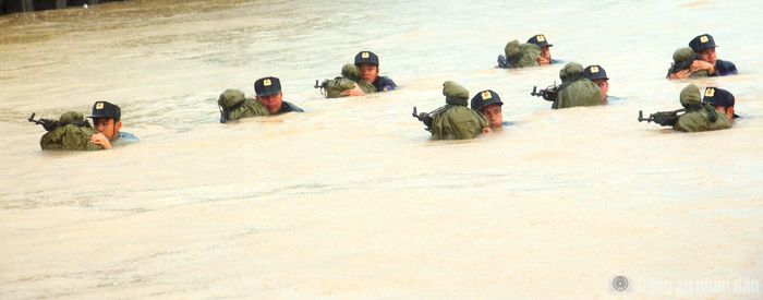 Không chỉ bơi thông thường, mà bơi vũ trang mang theo súng đạn, khí tài vượt dòng nước xiết. Phải thành thạo kỹ thuật lặn chiến thuật để tiếp cận mục tiêu bí mật và có sức bền chịu đựng sóng gió dài ngày.