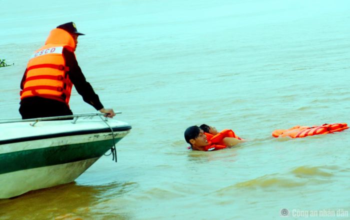 Ngoài huấn luyện kỹ, chiến thuật phục vụ công tác chiến đấu, Trung đoàn CSCĐ số 10 còn chú trọng huấn luyện kỹ năng cứu hộ, cứu nạn bởi khi thiên tai, bão lũ hay tai nạn giao thông thủy xảy ra.