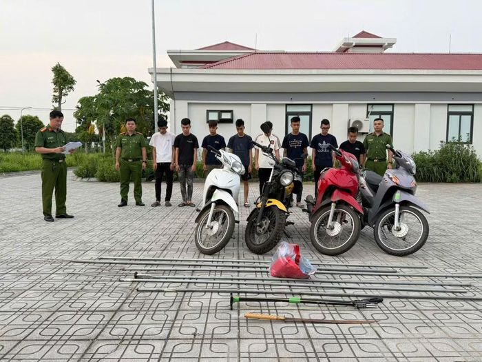Các đối tượng cùng hung khí tại cơ quan điều tra.