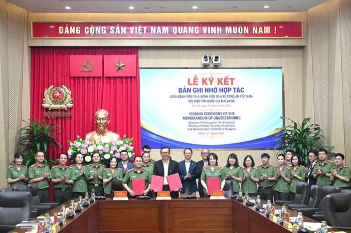 Thứ trưởng Đặng Hồng Đức và các đại biểu chứng kiến đại diện 3 đơn vị trao Biên bản ghi nhớ hợp tác đã ký kết.