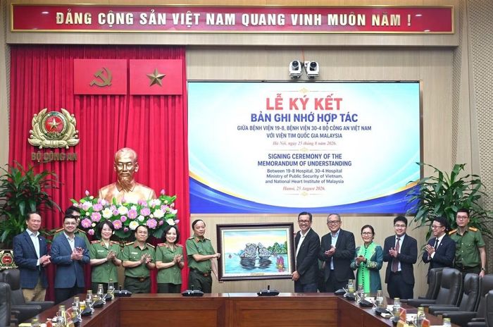Thay mặt Bộ Công an, Thứ trưởng Đặng Hồng Đức trao bức tranh lưu niệm tặng đoàn công tác Viện Tim Quốc gia Malaysia.