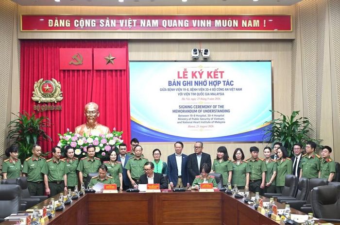 Thứ trưởng Đặng Hồng Đức và các đại biểu chứng kiến đại diện 3 đơn vị ký Biên bản ghi nhớ hợp tác.