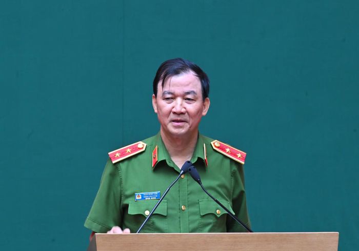 Trung tướng Trần Minh Tiến, Chánh Văn phòng Cơ quan CSĐT Bộ Công an điều hành tham luận và báo cáo một số nội dung.