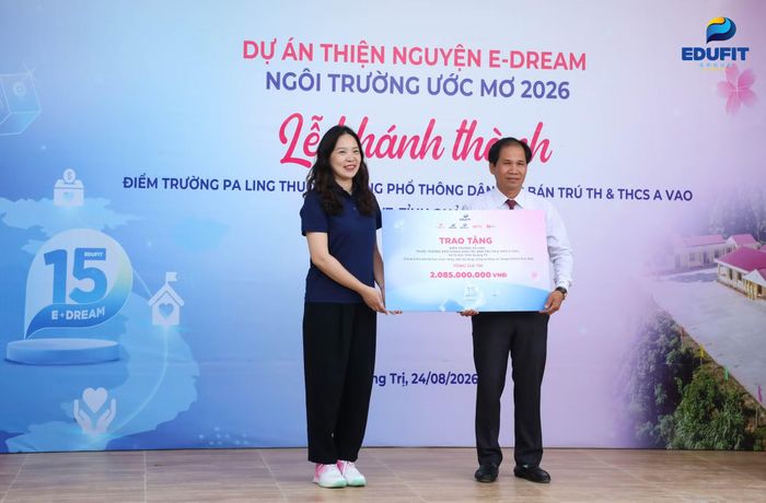 Bà Nguyễn Thị Minh Huệ, Giám đốc dự án "E-Dream - Ngôi trường ước mơ" chia sẻ mong muốn cùng nhà trường mở ra những cánh cửa tương lai cho các em thông qua việc tiếp cận công nghệ thông tin và ngoại ngữ.