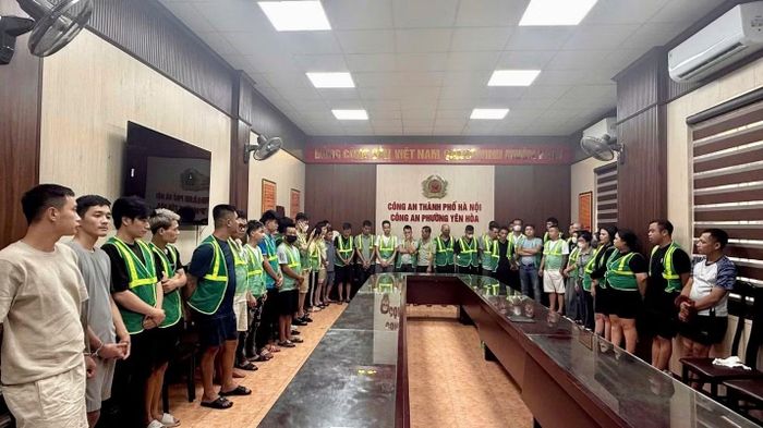 Các đối tượng liên quan trong vụ án được triệu tập về trụ sở Công an phường Yên Hòa để phục vụ công tác đấu tranh, điều tra mở rộng.