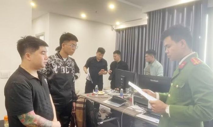 Khám xét và đọc lệnh bắt tạm giam đối với đối tượng Tạ Tú Anh.