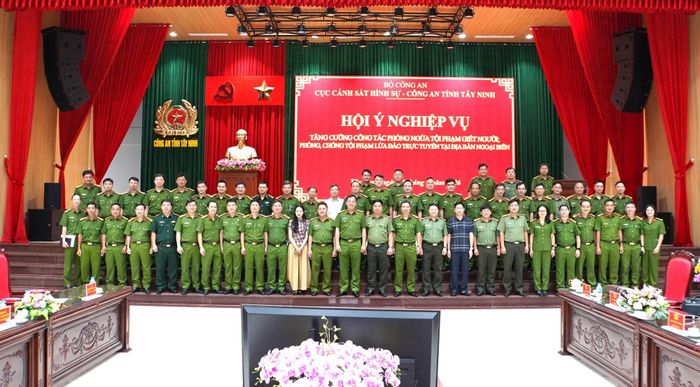 Các đại biểu chụp ảnh tại buổi hội ý nghiệp vụ.