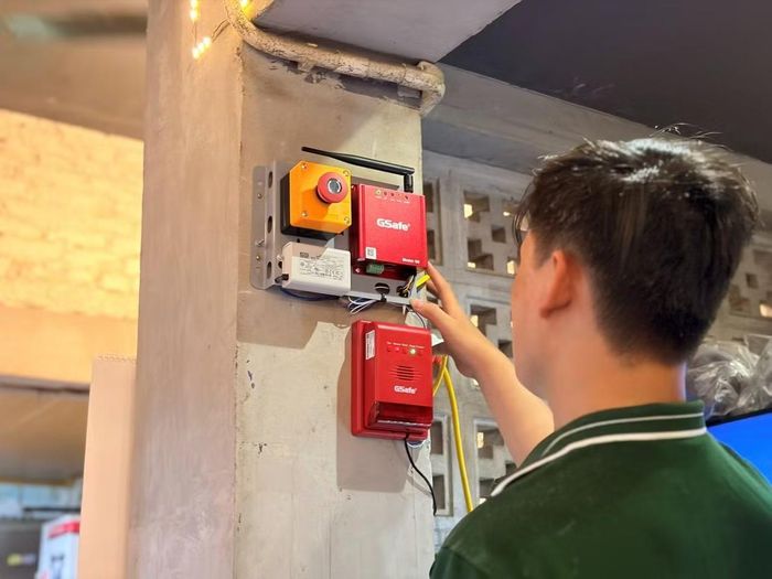 Thiết bị truyền tin báo cháy Gsafe kết nối với hệ thống báo cháy tại cơ sở. Ảnh Tổng công ty GTEL