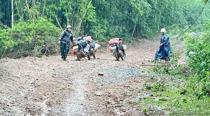 Vượt chặng đường giữa trời mưa xối xả đến điểm trường của giáo viên vùng cao. Ảnh nhân vật cung cấp