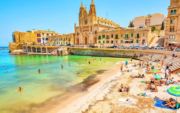 Vịnh Balluta ở St Julian's - điểm nghỉ dưỡng nổi tiếng bên bờ biển của Malta. Thị trấn nhỏ này kết hợp rất hài hòa nét duyên dáng làng chài với trung tâm du lịch sôi động. Ảnh: Getty