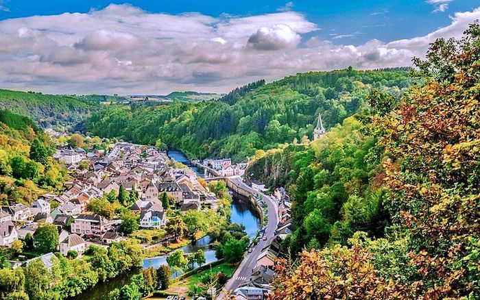 Là quốc gia nhỏ thứ 7 ở châu Âu, Luxembourg nổi bật với địa hình đa dạng độc đáo, với những khu rừng rậm và cao nguyên ở phía Bắc, cùng nhiều thung lũng và hẻm núi ở phía Nam và Đông Nam. Ảnh: livingnomads