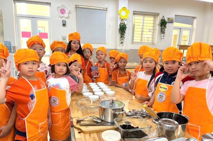 Học sinh tham gia câu lạc bộ kỹ năng sống, làm quen với cách chế biến thức ăn yêu thích. Ảnh: Trường Tiểu học Dịch Vọng B