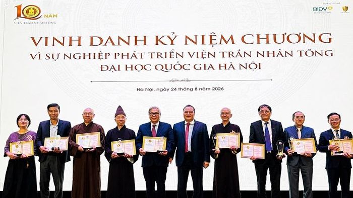 Viện Trần Nhân Tông trao tặng Kỷ niệm chương “Vì sự nghiệp phát triển của Viện” cho các cá nhân tiêu biểu. Ảnh: ND