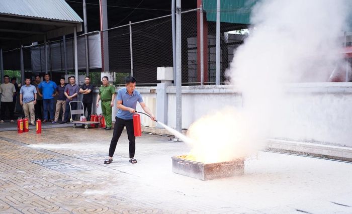 Các học viên thực hành sử dụng bình chữa cháy dập tắt đám lửa.