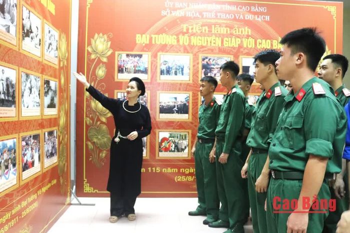 Cán bộ, chiến sĩ lực lượng vũ trang tham quan triển lãm, tìm hiểu về cuộc đời, sự nghiệp và những dấu ấn của Đại tướng Võ Nguyên Giáp tại Cao Bằng.