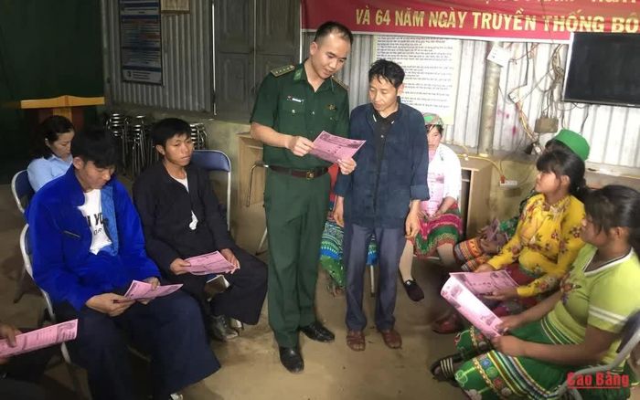 Cán bộ, chiến sĩ Đồn Biên phòng Lũng Mần hướng dẫn người dân dùng điện thoại thông minh truy cập mã QR của đơn vị để tìm hiểu pháp luật và tố giác tội phạm ẩn danh.