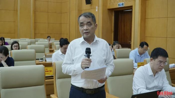 Đại biểu thảo luận các nội dung nghị quyết.
