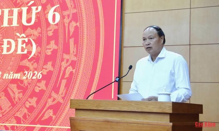 Phó Chủ tịch UBND tỉnh Hoàng Văn Thạch báo cáo nội dung dự thảo các nghị quyết, tờ trình trình tại kỳ họp.