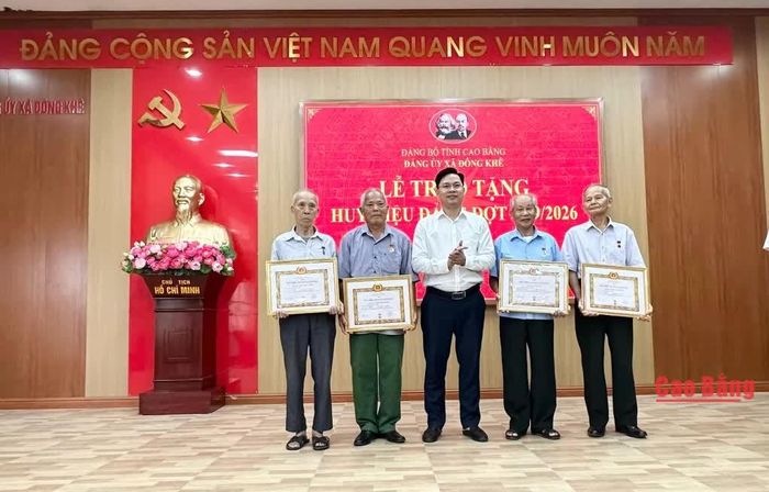 Bí thư Đảng ủy Đông Khê Triệu Văn Thực trao Huy hiệu Đảng cho các đảng viên.