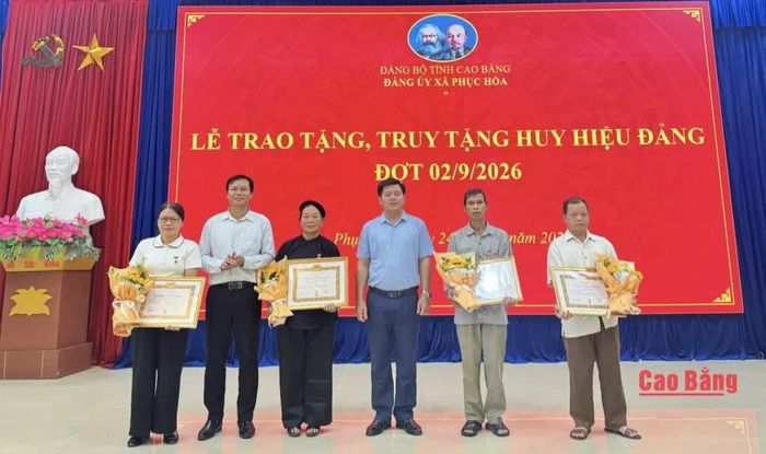 Bí thư Đảng ủy Phục Hòa Nông Minh Thắng trao Huy hiệu Đảng cho các đảng viên.