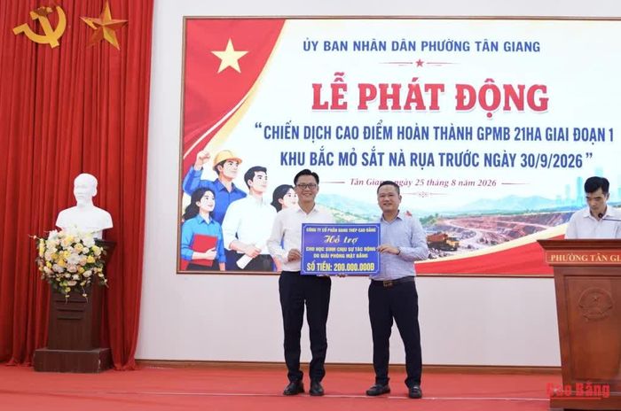 Công ty cổ phần Gang thép Cao Bằng trao hỗ trợ cho học sinh chịu sự tác động do giải phóng mặt bằng.