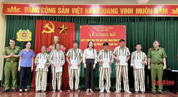 Đại diện các đơn vị trao quyết định giảm thời hạn chấp hành hình phạt tù cho các phạm nhân.