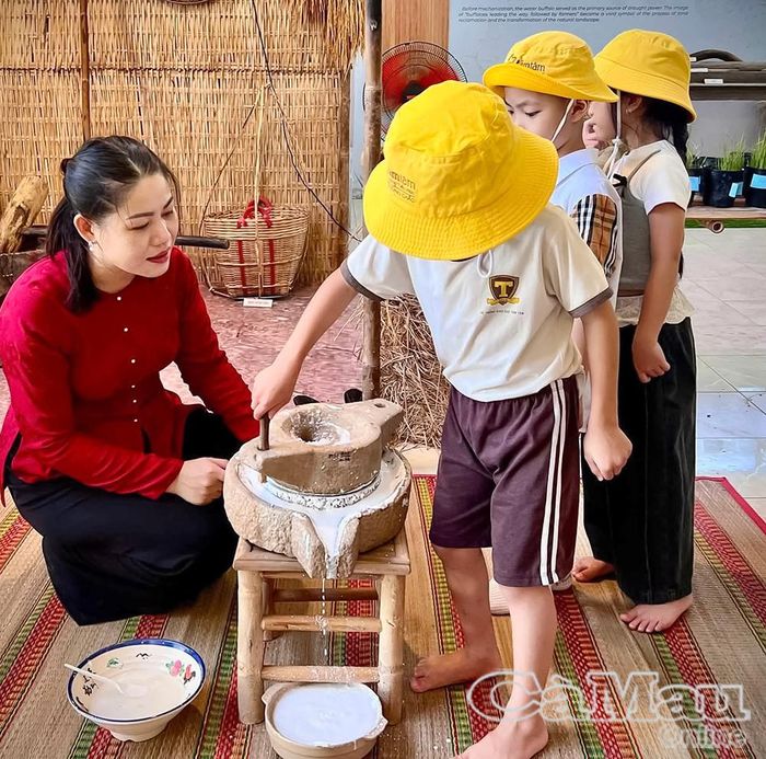Các bé Trường Mầm non Tâm Tâm thích thú với trải nghiệm làm bánh dân gian tại Bảo tàng lúa nước.