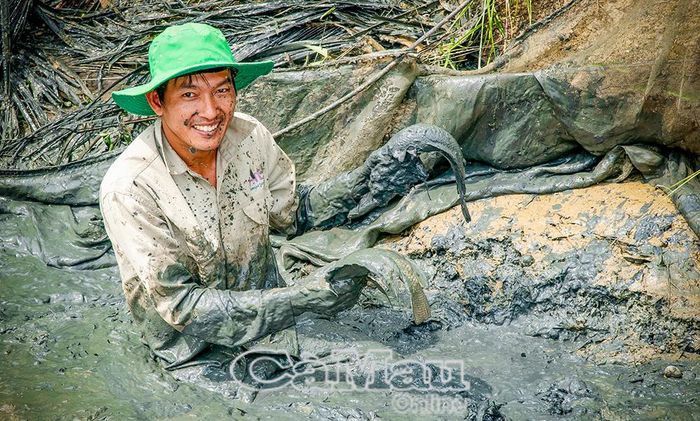 Ông Ngô Minh Chiểu, xã Tân Hưng, háo hức với mùa bắt cá đồng