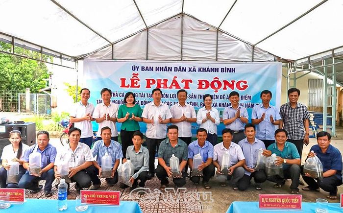 Trưởng Ban Tuyên giáo Tỉnh uỷ Hồ Trung Việt (giữa) tham dự lễ phát động tái tạo nguồn lợi cá đồng tại xã Khánh Bình và trao cá giống cho các ấp.